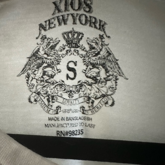 White tee with patches and zippers - Picture 4 of 6